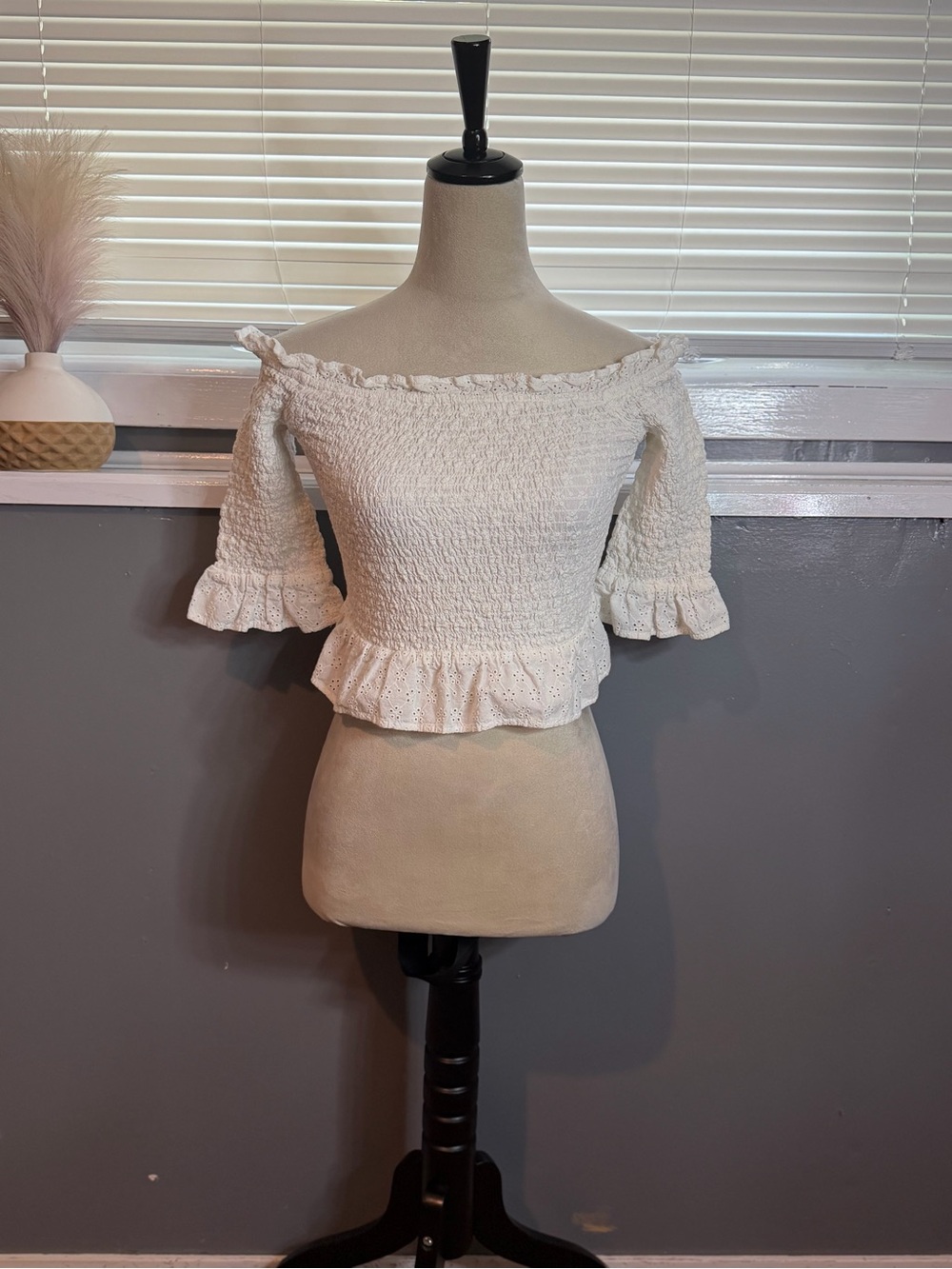 American Eagle White Smocked Off Shoulder Eyelet Ruffle Top XS - Picture 4 of 9